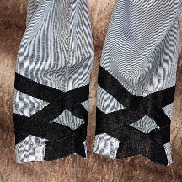 Beyond Yoga Overture Strappy Ballet Mid Leggings Gray Pintuck - Picture 6 of 11